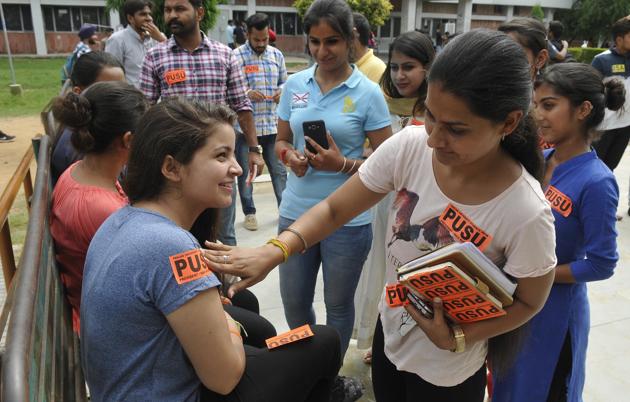 Students campaigning for Panjab University Student Union on the Sector-25 campus at Panjab University. The Panjab University campus students council (PUCSC) election have been scheduled for September 7. (HT Photo)