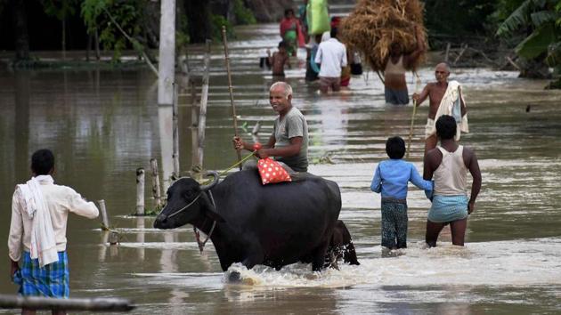 Villagers move to safer place from flood-hit Vaispara in Araria district of Bihar.(PTI File Photo)