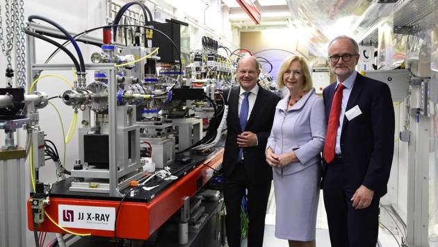 German Education and Research Minister Johanna Wanka (C), Mayor of Hamburg Olaf Scholz (L) and European XFEL Managing Director Robert Feidenhans'l pose for a picture prior to the official inauguration ceremony of the XFEL international research facility in Schenefeld near Hamburg on September 1.(AFP Photo)