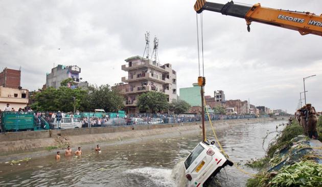 Ghazipur landfill collapse: A month on, pile of garbage strewn across road  unnerves residents