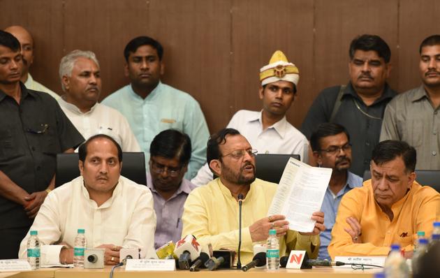 (From left) UP ministers Suresh Rana, Suresh Khanna and Satish Mahana addresses queries on homebuyers’ issues during a press conference in Greater Noida on Friday. (Virendra Singh Gosain/HT PHOTO) (From left) UP ministers Suresh Rana, Suresh Khanna and Satish Mahana addresses queries on homebuyers’ issues during a press conference in Greater Noida on Friday. (Virendra Singh Gosain/HT PHOTO)