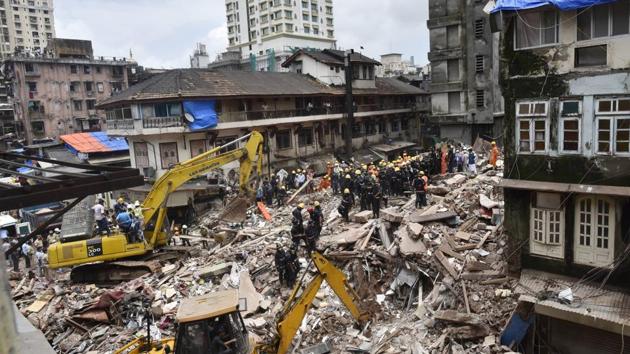 Rescue operations underway at Bhendi Bazaar. (Anshuman Poyrekar/HT) Rescue operations underway at Bhendi Bazaar. (Anshuman Poyrekar/HT)