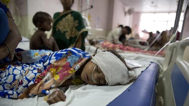 Children receive treatment at the Baba Raghav Das Medical College Hospital where 35 children died in three days in Gorakhpur, Uttar Pradesh, Aug. 13, 2017.(AP)