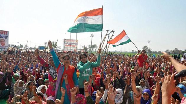 Protesters wave the Tricolour during an agitation for reservation in Rohtak. The Punjab and Haryana high court is likely to deliver its verdict on petitions challenging 10% reservation to Jats and five other communities.(PTI file photo)
