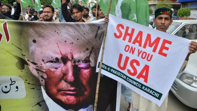 Supporters of Defence of Pakistan Council, a coalition of around 40 religious and political parties, protest against US President Donald Trump, Karachi, August 25, 2017 (AFP) Supporters of Defence of Pakistan Council, a coalition of around 40 religious and political parties, protest against US President Donald Trump, Karachi, August 25, 2017 (AFP)