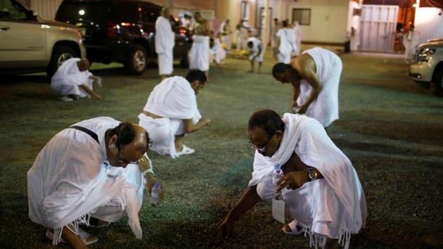 Muslim pilgrims collect stones to stone the marks which symbolizes the devil during the annual haj pilgrimage, at Muzdalefa, outside the city of Mecca, Saudi Arabia August 31, 2017.(REUTERS Photo)
