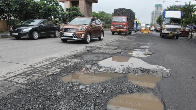 Several roads developed potholes and according to citizens more roads were pockmared as the city recovered from Tuesday’s breakdown.(Praful Gangurde/HT)