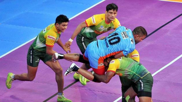 Bengal Warriors’ late comeback left Patna Pirates licking their wounds after their Pro Kabaddi League match on Friday. (PTI) Bengal Warriors’ late comeback left Patna Pirates licking their wounds after their Pro Kabaddi League match on Friday. (PTI)