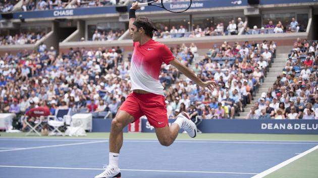 Roger Federer of Switzerland plays Mikhail Youzhny of Russia during their second-round men's singles match during the U.S. Open in New York, Aug. 31, 2017.(NYT)