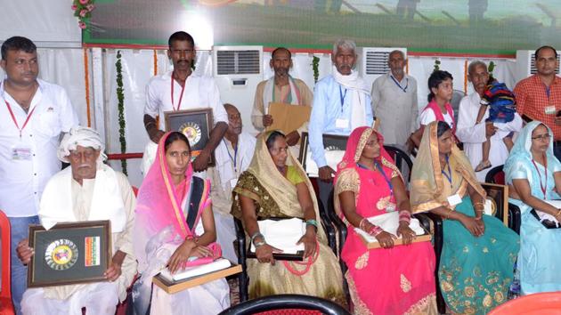 Kin of martyred soldiers with mementoes presented by Samajawadi Party president and former Uttar Pradesh chief minister Akhilesh Yavav at a function in Azamgarh.(HT PHOTO) Kin of martyred soldiers with mementoes presented by Samajawadi Party president and former Uttar Pradesh chief minister Akhilesh Yavav at a function in Azamgarh.(HT PHOTO)