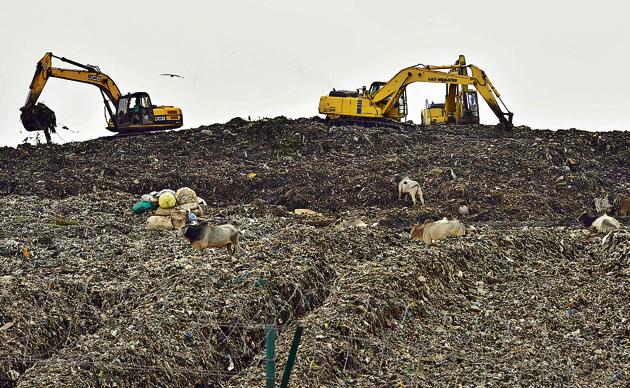 The closed Bandhwari plant receives 10,000 tonnes of waste from Gurgaon and Faridabad every day.(Sanjeev Verma/HT FILE SPHOTO)