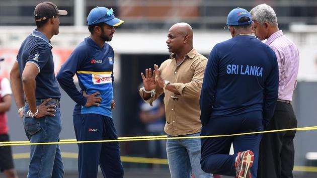 Upul Tharanga (2L), chats with chairman of selectors Sanath Jayasuriya (C), selection committee member Eric Upashantha (L) and Ranjit Madurusinghe (R) during a practice session at R. Premadasa Stadium in Colombo. (AFP)