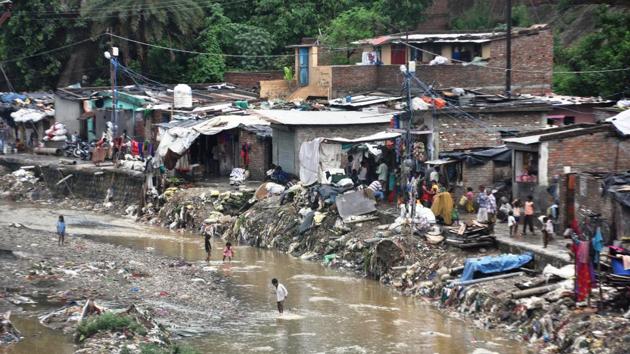 A slum located along the Bindal stream in Dehradun (Vinay Santosh Kumar/HT PHOTO) A slum located along the Bindal stream in Dehradun (Vinay Santosh Kumar/HT PHOTO)
