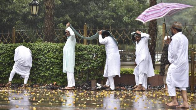 Despite heavy rain people offered prayers at Masjid-e-Khadira in Bengaluru. Id-ul-Zuha or Eid al-Adha begins with a prayer of two rakats, followed by a sermon. (Arijit Sen/HT Photo) Despite heavy rain people offered prayers at Masjid-e-Khadira in Bengaluru. Id-ul-Zuha or Eid al-Adha begins with a prayer of two rakats, followed by a sermon. (Arijit Sen/HT Photo)