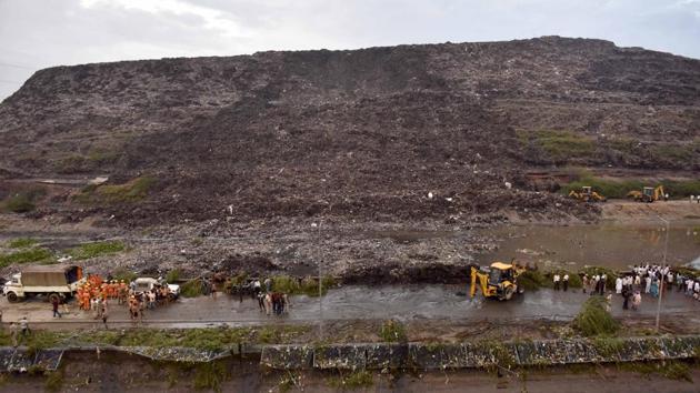 Two people died in East Delhi after a part of the Ghazipur garbage landfill collapsed on Friday.(Mohd Zakir/HT Photo)