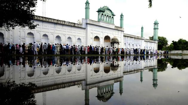 Muslim devotees gathered at Mall Road to offer prayers on the occasion of Eid-ul-Zuha at Idgah in Patiala. (Bharat Bhushan /HT photo) Muslim devotees gathered at Mall Road to offer prayers on the occasion of Eid-ul-Zuha at Idgah in Patiala. (Bharat Bhushan /HT photo)