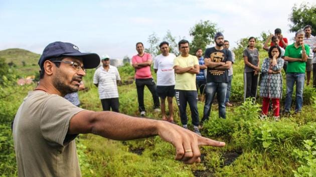 Shailesh Valvaikar of Vasundhara Swachhata Abhiyan explain to participants the various aspects and benefits of Miyawaki model forestation method on Saturday.(PHOTO HT)