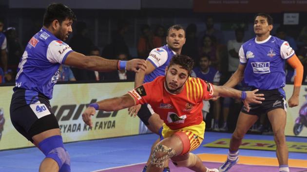 Gujarat Fortunegiants’ winning run ended with a narrow defeat to Haryana Steelers in Pro Kabaddi League on Saturday. (AP) Gujarat Fortunegiants’ winning run ended with a narrow defeat to Haryana Steelers in Pro Kabaddi League on Saturday. (AP)