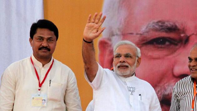 Nana Patole, a Maharashtra BJP MP, and Prime Minister Narendra Modi (right) share stage during an election rally in Gondia, Maharashtra in 2014.(HT file photo)