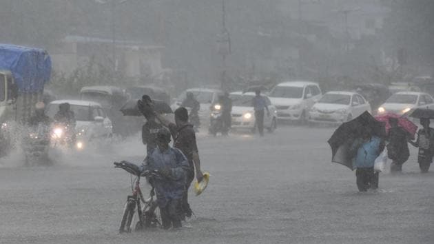 Vehicle pass through the water logged street at western expressed highway at Santacruz in Mumbai. (Kunal Patil/HT Photo) Vehicle pass through the water logged street at western expressed highway at Santacruz in Mumbai. (Kunal Patil/HT Photo)