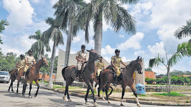 Mounted police keeping vigil on the Panjab University campus.(Karun Sharma/HT)