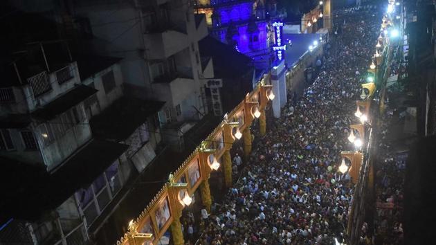 Road filled with devotees during the ongoing Ganesh festival in Pune.(Pratham Gokhale/HT PHOTO)