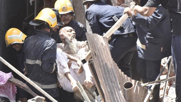 Unidentified injured person rescued from the collapsed building at Bori Muhalla in Mumbai. (Anshuman Poyrekar/HT Photo) Unidentified injured person rescued from the collapsed building at Bori Muhalla in Mumbai. (Anshuman Poyrekar/HT Photo)