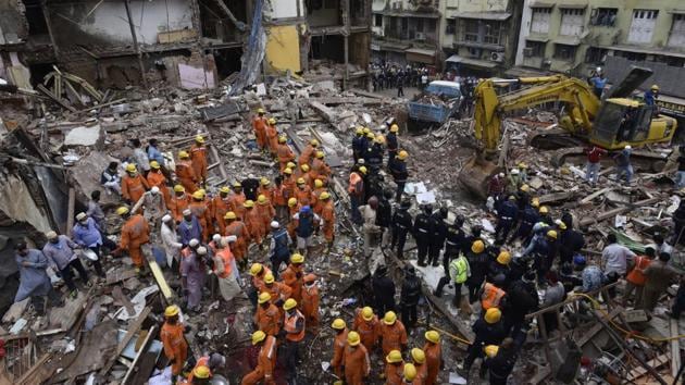 Rescue Operation after the building collapse at Bori Muhalla in Mumbai. (Anshuman Poyrekar/HT Photo) Rescue Operation after the building collapse at Bori Muhalla in Mumbai. (Anshuman Poyrekar/HT Photo)