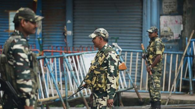 Paramilitary forces stand guard along a road during the 83th day of an indefinite strike called by the Gorkha Janmukti Morcha (GJM) for separate state Gorkhaland in Kalimpong on September 3, 2017. (AFP Photo) Paramilitary forces stand guard along a road during the 83th day of an indefinite strike called by the Gorkha Janmukti Morcha (GJM) for separate state Gorkhaland in Kalimpong on September 3, 2017. (AFP Photo)