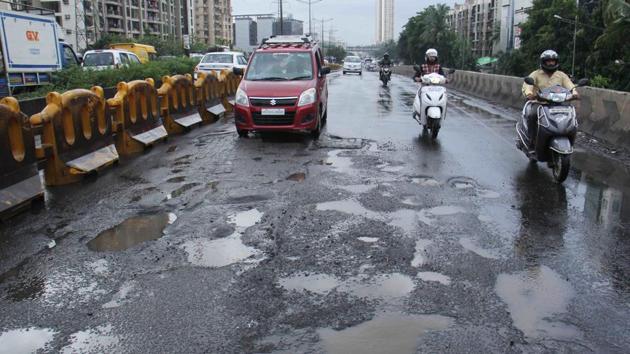 The first “best” pothole picture will get a cash award of Rs 5,000 and the second Rs 2,500. (HT/ Representative Photo) The first “best” pothole picture will get a cash award of Rs 5,000 and the second Rs 2,500. (HT/ Representative Photo)