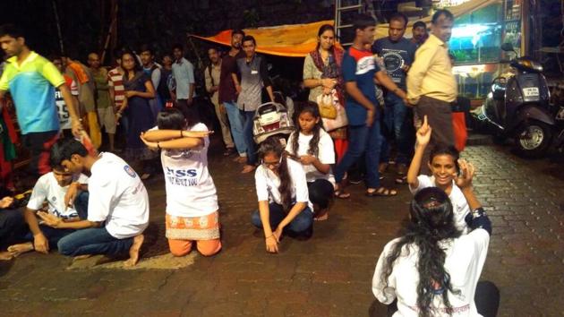 Students from MD College perform a street play at a pandal in Mumbai.(HT Photo)