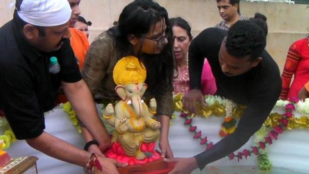 An idol being immersed in an artificial pond in Mumbai.(HT Photo)