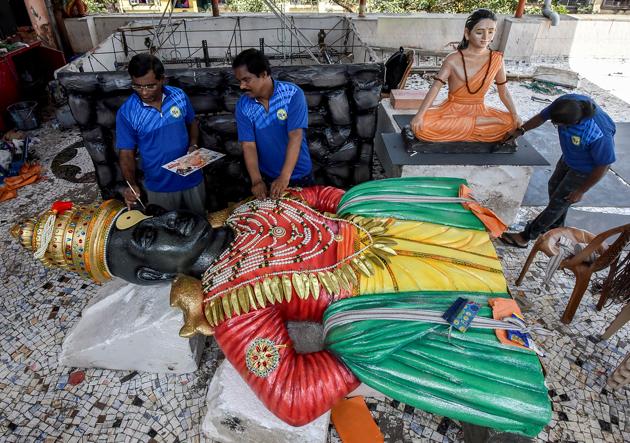 ARTISTS DON’T LIE: Finishing touches being given. (Kunal Patil/HT Photo) 