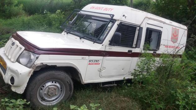 The Punjab National Bank's cash van that came under attack by robbers near Bir Sahib village in Tarn Taran on Monday.(HT Photo)