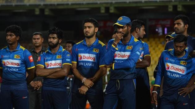 Sri Lanka captain Upul Tharanga with his teamates after losing the ODI series to India on Sunday.(AFP)