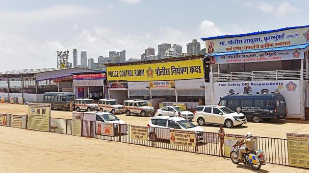 READY FOR THE BIG DAY: The preparation at  Girgaum chowpatty . (Satyabrata Tripathy/HT Photo) 