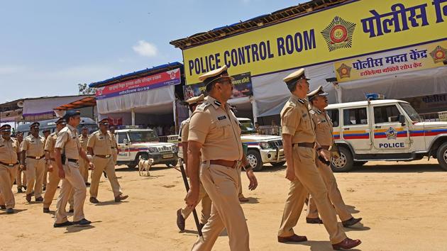 UNDER CONTROL: Commissioner of police Dattatray Padsalgikar visits Girgaum chowpatty. (Satyabrata Tripathy/HT Photo) 