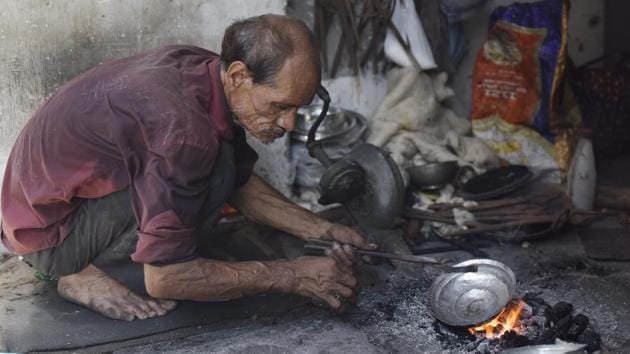 This powder is then liberally applied into the interior of the heated cookware to rid it of residual grit and in turn leaves its surface more abrasive and primed for the fresh coating that lies ahead. (Mohd Zakir / HT Photo) This powder is then liberally applied into the interior of the heated cookware to rid it of residual grit and in turn leaves its surface more abrasive and primed for the fresh coating that lies ahead. (Mohd Zakir / HT Photo)