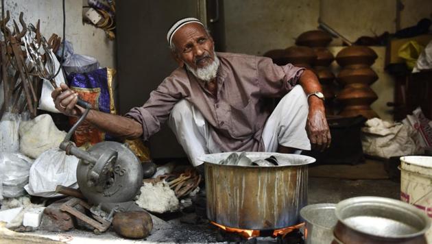 The kalaiwala or re-tinner’s calls of ‘bhande kalai kara lo’ (Get your utensils tinned) once rang loud in residential colonies, drawing households to these specialists in giving new life to brass and copper utensils. With the adoption of pressure cookers and stainless steel alternatives, kalaiwalas are faced with dwindling business and fewer respondents paying heed. (Mohd Zakir / HT Photo) The kalaiwala or re-tinner’s calls of ‘bhande kalai kara lo’ (Get your utensils tinned) once rang loud in residential colonies, drawing households to these specialists in giving new life to brass and copper utensils. With the adoption of pressure cookers and stainless steel alternatives, kalaiwalas are faced with dwindling business and fewer respondents paying heed. (Mohd Zakir / HT Photo)