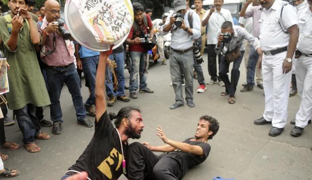 Students of Film Studies, Jadavpur University enacted a street play on genocide of Rohingya muslim people of Myanmar during protest rally in front of Myanmar Consulate office in Kolkata, India, on Monday, September 4, 2017. (Samir Jana/HT PHOTO) Students of Film Studies, Jadavpur University enacted a street play on genocide of Rohingya muslim people of Myanmar during protest rally in front of Myanmar Consulate office in Kolkata, India, on Monday, September 4, 2017. (Samir Jana/HT PHOTO)