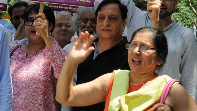 The buyers gathered at the Mini Secretariat and held a demonstration, raised slogans and submitted a memorandum to the deputy commissioner Gurgaon. (Parveen Kumar/HT Photo) The buyers gathered at the Mini Secretariat and held a demonstration, raised slogans and submitted a memorandum to the deputy commissioner Gurgaon. (Parveen Kumar/HT Photo)