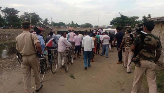 A crowd gathers after police recovered alleged cow meat from a home in Araria, Bihar. The mob protested the alleged sacrifice of a cow on the occasion of Eid ul-Adha. (HT photo)