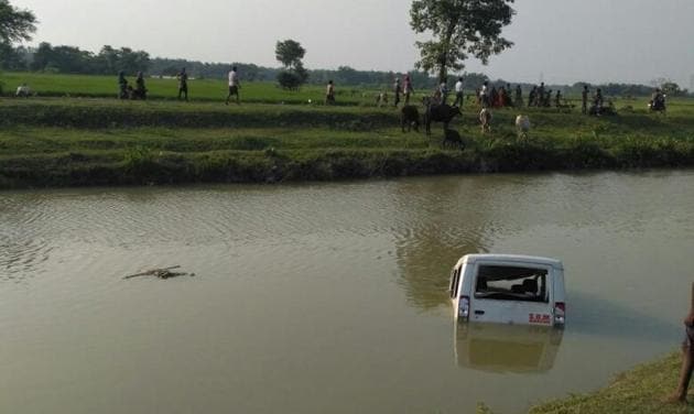 Angry protesters pushed a police jeep into the canal in which alleged cow carcasses were spotted floating around in Bihar’s Madhepura district on Monday.(HT file photo)