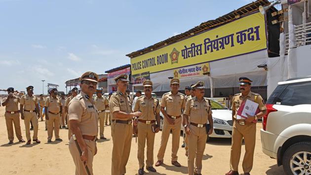 Commissioner of police Dattatray Padsalgikar visits Girgaum Chowpatty to oversee preparations for the last day of Ganeshotsav. (Satyabrata Tripathy/HT) Commissioner of police Dattatray Padsalgikar visits Girgaum Chowpatty to oversee preparations for the last day of Ganeshotsav. (Satyabrata Tripathy/HT)