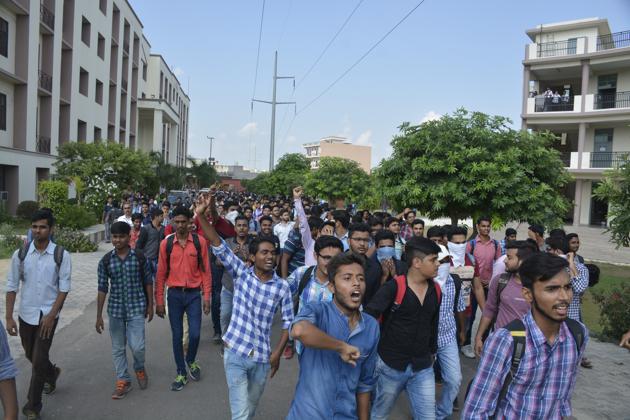 Students of RKGIT College in Ghaziabad staged a protest after a Btech first year student died of health ailment. (Sakib Ali/HT Photo) Students of RKGIT College in Ghaziabad staged a protest after a Btech first year student died of health ailment. (Sakib Ali/HT Photo)