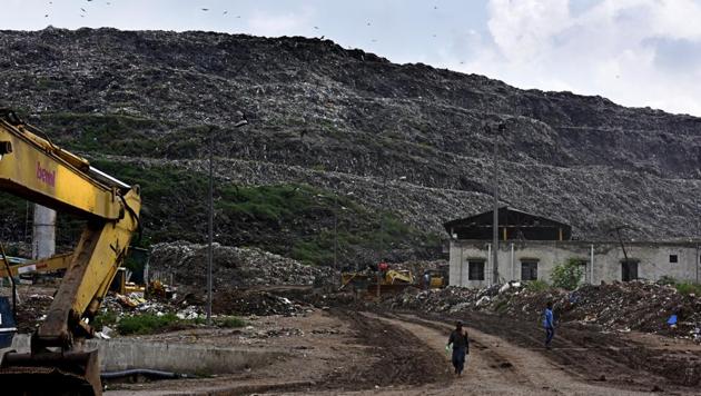 East Delhi Municipal Corporation has decided to continue dumping garbage at Ghazipur as no alternative site is available yet.(Sonu Mehta/HT Photo)