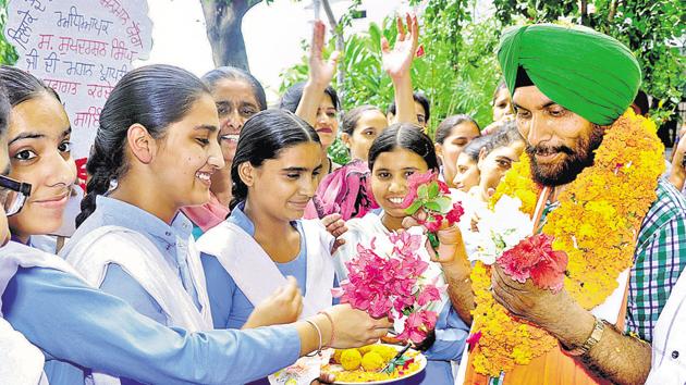 Government school students honour their lecturer Sukhdarshan singh in Patiala on Monday.(Bharat Bhushan/HT)