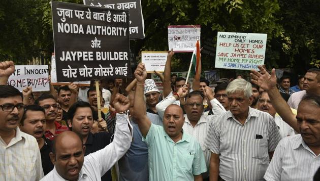 Home buyers protest against the owners and the management of Jaypee Group in New Delhi. (Sushil Kumar/HT PHOTO) Home buyers protest against the owners and the management of Jaypee Group in New Delhi. (Sushil Kumar/HT PHOTO)