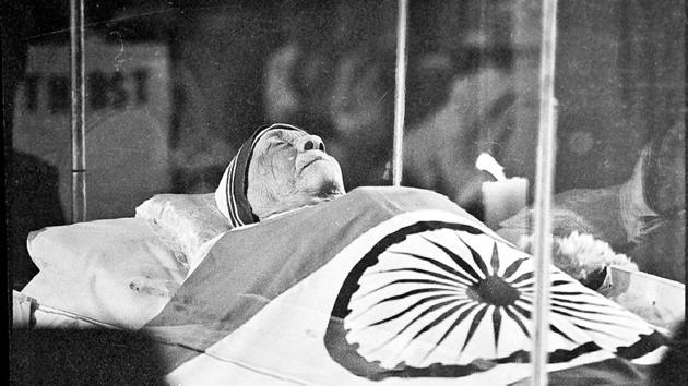 Saint Teresa died of a heart attack on September 05,1997 at Mother House in Calcutta. She had already ensured that a successor, Sister Nirmala was in place to lead the order. Sister Nirmala had this to say about her, ‘Even when His glorious light falls on a dust particle, it begins to shine. So Mother was blessed with that glory. Her death provoked universal grief.’ (Girish Srivastava/ HT PHOTO) Saint Teresa died of a heart attack on September 05,1997 at Mother House in Calcutta. She had already ensured that a successor, Sister Nirmala was in place to lead the order. Sister Nirmala had this to say about her, ‘Even when His glorious light falls on a dust particle, it begins to shine. So Mother was blessed with that glory. Her death provoked universal grief.’ (Girish Srivastava/ HT PHOTO)