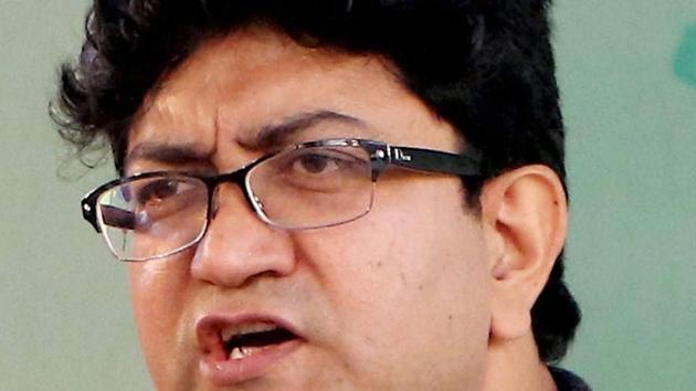 CBFC chief Prasoon Joshi has sent a brief to his officials asking them to refrain from sharing any informal information to filmmakers. Earlier, informal communication used to help filmmakers negotiate before they received the certificate.(PTI)